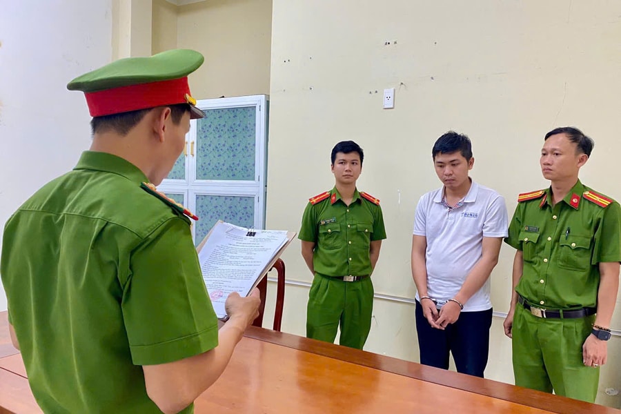 Giả công an, làm giả giấy chứng nhận quyền sử dụng đất lừa “chạy án”, vay tiền