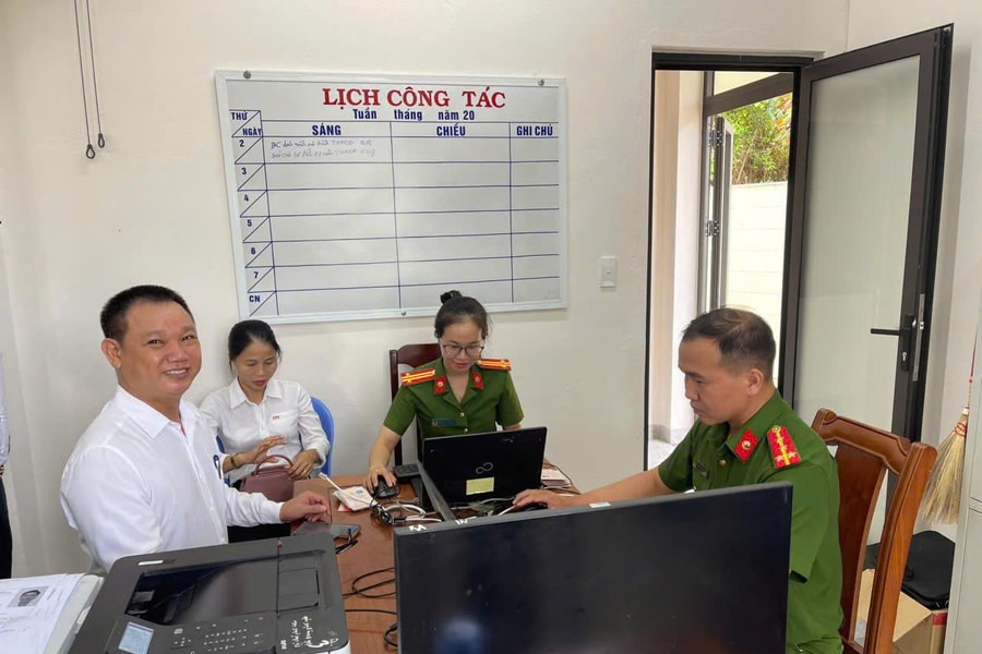 Công an cấp xã đẩy mạnh cấp đổi thẻ đảng viên