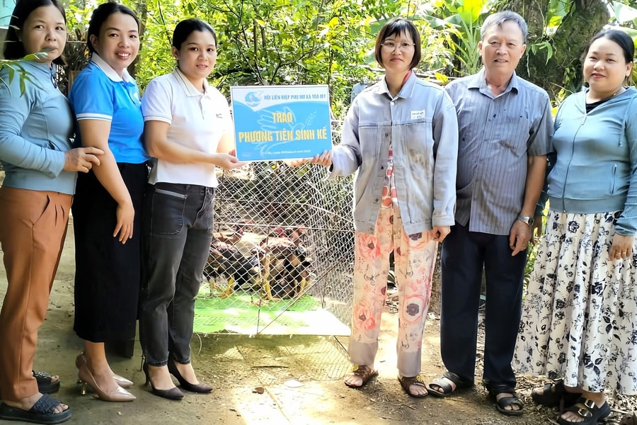 Trao phương tiện sinh kế cho phụ nữ khó khăn