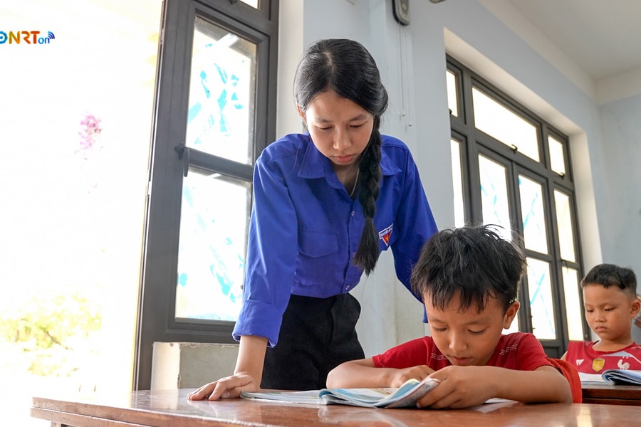 [VIDEO] - Khi “áo xanh” tình nguyện dạy hè