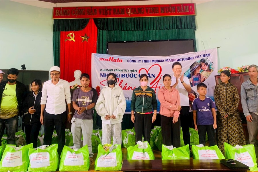 Trao 200 suất quà đến người dân xã Đông Giang