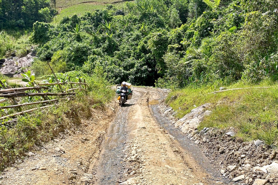 Đường giao thông đi Trà Bui dừng thi công khiến đi lại khó khăn