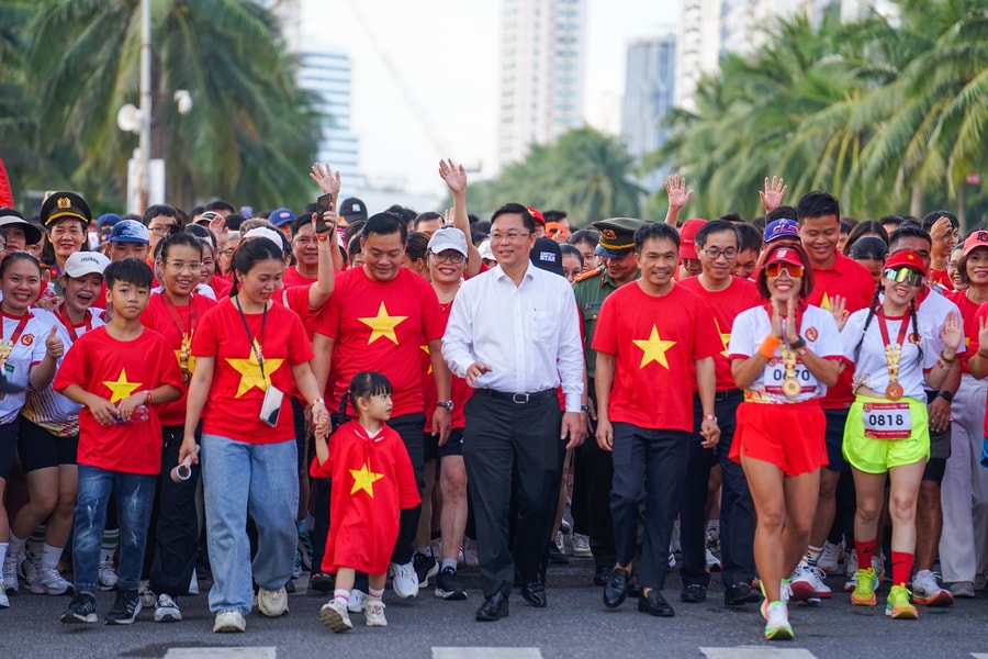 Over 33,000 Da Nang residents join walk for strong Viet Nam in new era