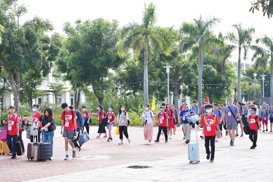 560 students compete in official contest day of the 25th International Mathematics Competition in Da Nang