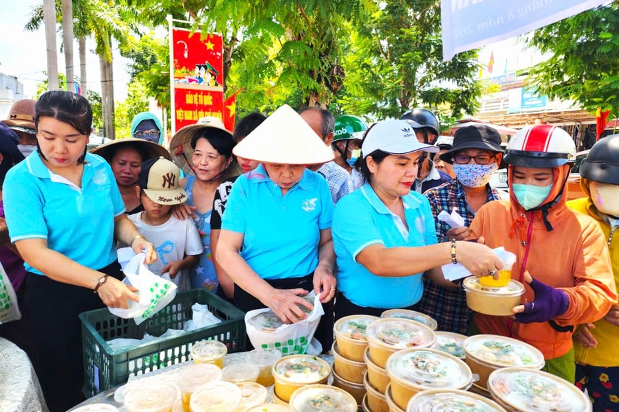 Những suất ăn “0 đồng” tiếp sức người lao động khó khăn
