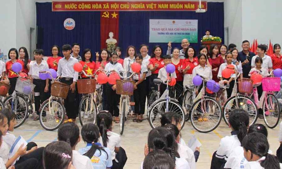 Trao quà cho học sinh khó khăn tại tỉnh Quảng Ngãi