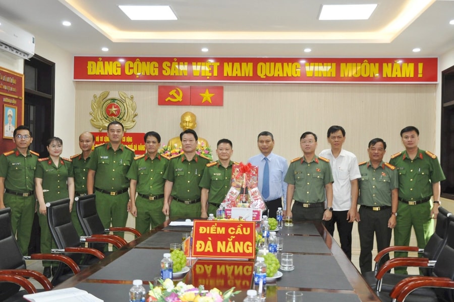 Lãnh đạo thành phố Đà Nẵng thăm, chúc mừng Ngày truyền thống Công an nhân dân Việt Nam