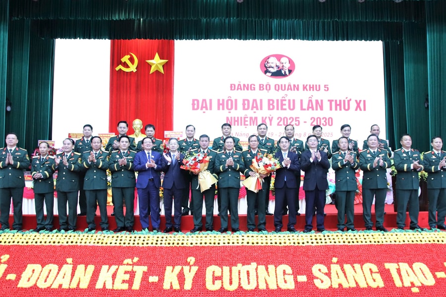 Xây dựng lực lượng vũ trang Quân khu 5 vững mạnh toàn diện