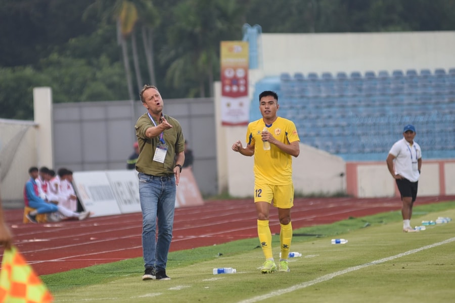 Mùa giải V-League 2025 - 2026: Thầy ngoại đấu thầy nội