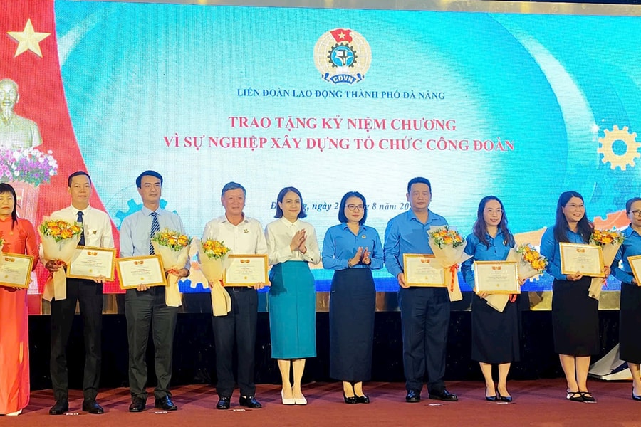 28 cá nhân nhận kỷ niệm chương “Vì sự nghiệp xây dựng tổ chức Công đoàn”