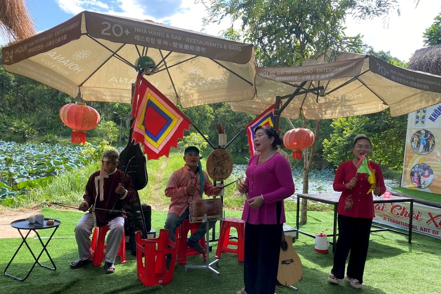 Visitors delighted by ‘bai choi’ folk singing at My Son Sanctuary, Da Nang