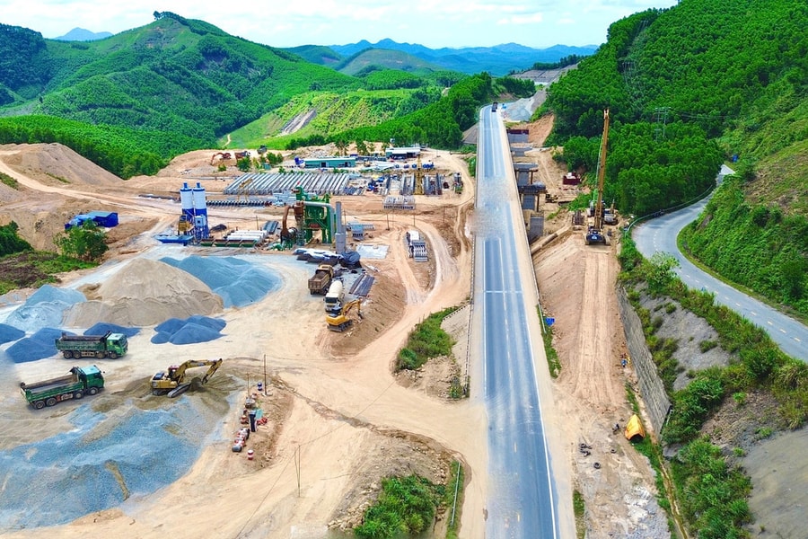Đẩy nhanh tiến độ thi công mở rộng cao tốc La Sơn - Hòa Liên