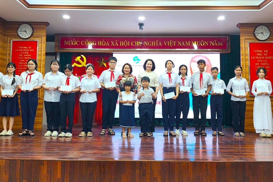 Tiếp sức học sinh khó khăn