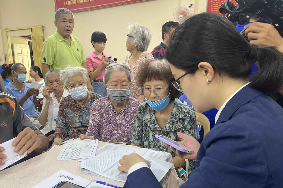 Hướng dẫn chi tiết thủ tục đăng ký nhận tiền an sinh xã hội qua VNeiD 2025 mới nhất