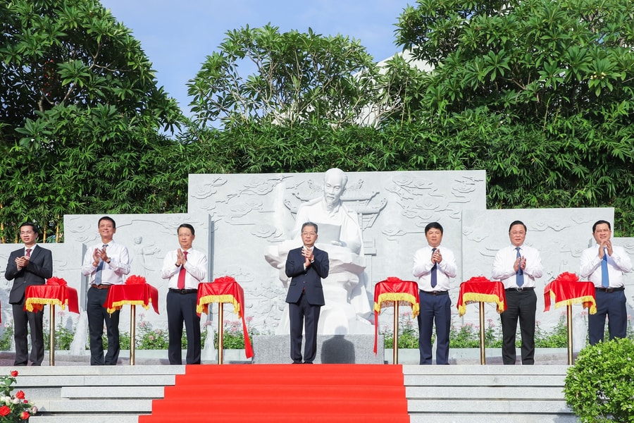 Inauguration of Uncle Ho statue at Da Nang General Science Library