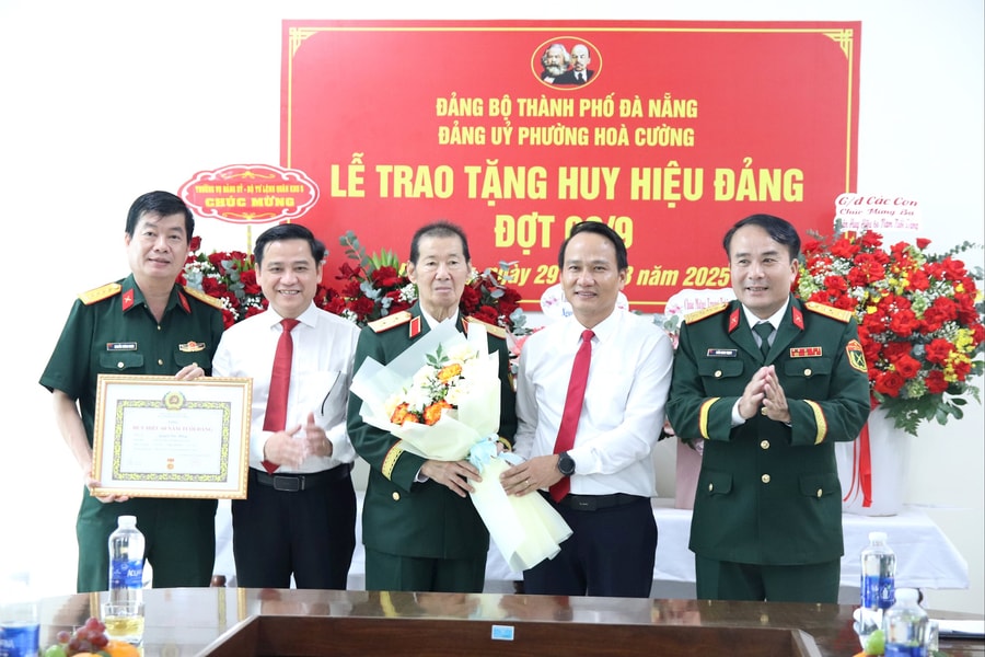 Lãnh đạo thành phố Đà Nẵng trao Huy hiệu Đảng cho các đảng viên lão thành
