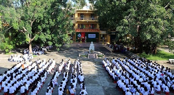 Thanh xuân dưới một mái trường