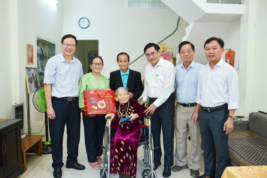 Lãnh đạo phường Thanh Khê thăm Mẹ Việt Nam Anh hùng Lê Thị Thời