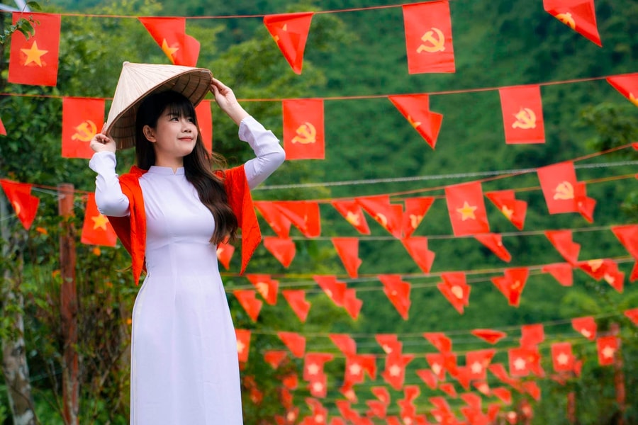 Da Nang glows with red and yellow flags and decorations for National Day celebrations