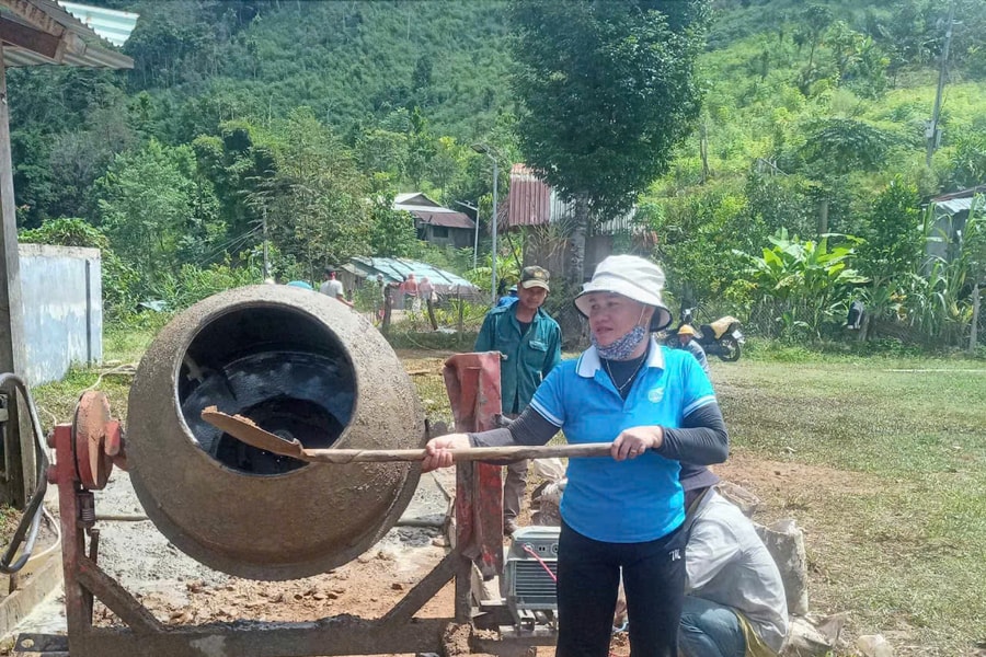 Cán bộ vùng cao “đi trước mở đường”