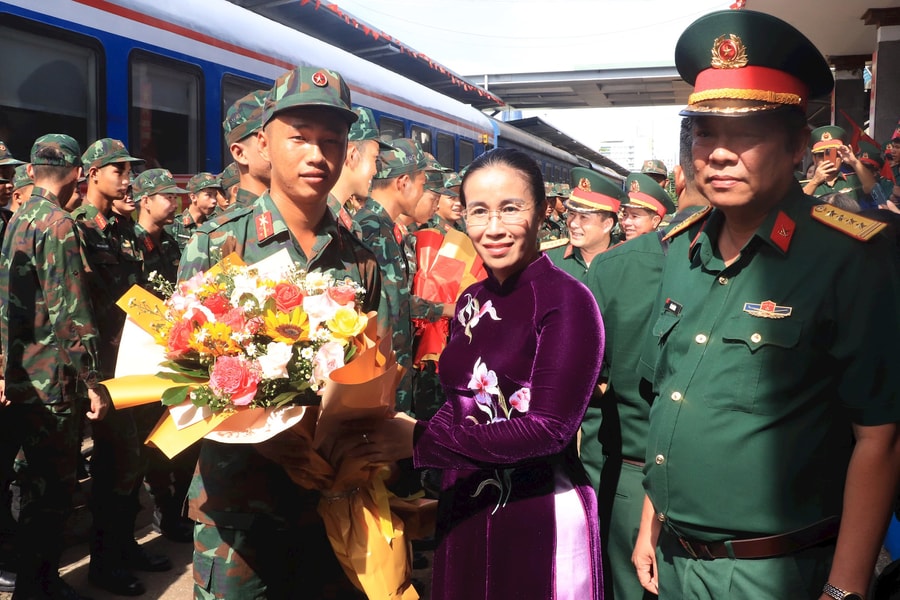 Chào mừng lực lượng tham gia diễu binh, diễu hành dừng nghỉ tại Ga Đà Nẵng
