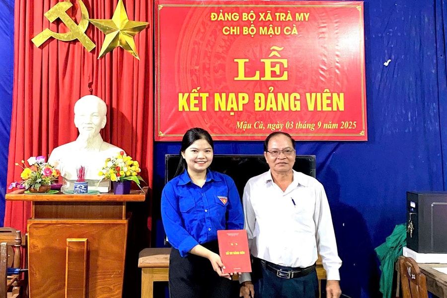 Xã Trà My kết nạp đảng viên trẻ đầu tiên sau sáp nhập chính quyền hai cấp