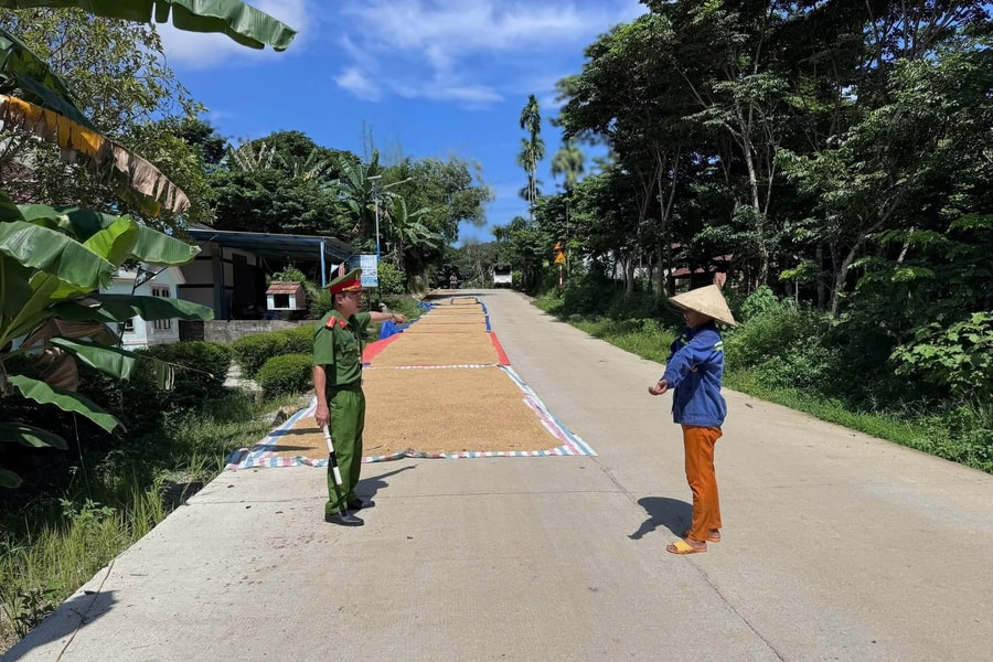 Không phơi lúa, rơm rạ trên đường để đảm bảo an toàn giao thông