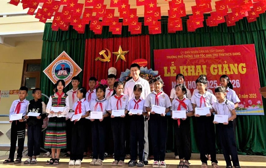 Công ty Cổ phần Thủy điện A Vương tiếp sức học sinh vùng cao đầu năm học mới