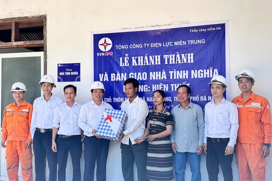 Xí nghiệp Thủy điện Đăk Pring bàn giao nhà cho hộ nghèo tại xã Nam Giang