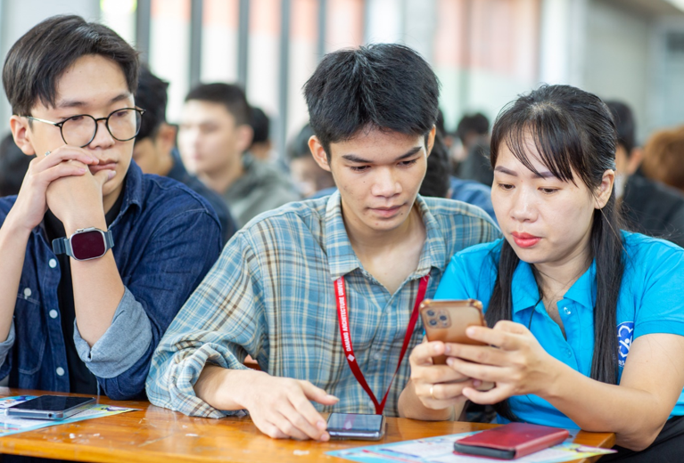Triển khai đợt cao điểm tuyên truyền kích hoạt tài khoản định danh mức 2, tích hợp thẻ BHYT vào VNeID