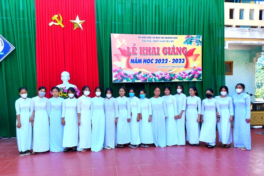 Áo dài tặng nữ sinh vùng cao