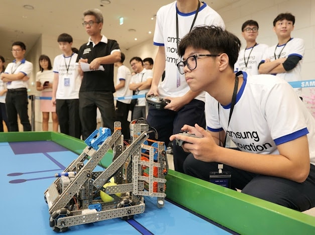 Two Da Nang teams win Samsung innovation tech contest in Vietnam