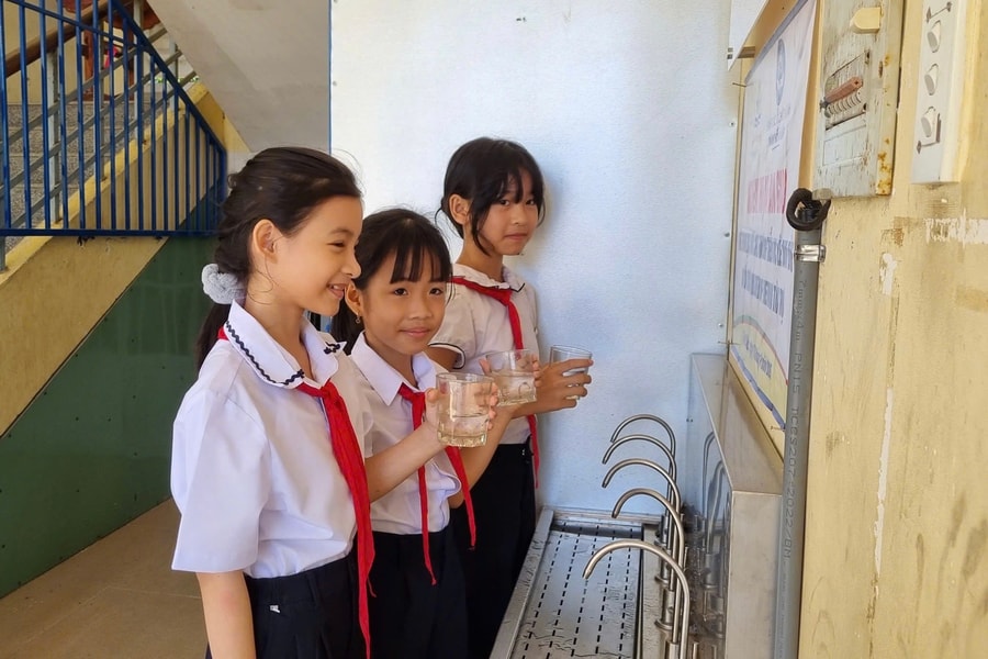 COV tài trợ hệ thống lọc nước cho 12 trường học tại Đà Nẵng