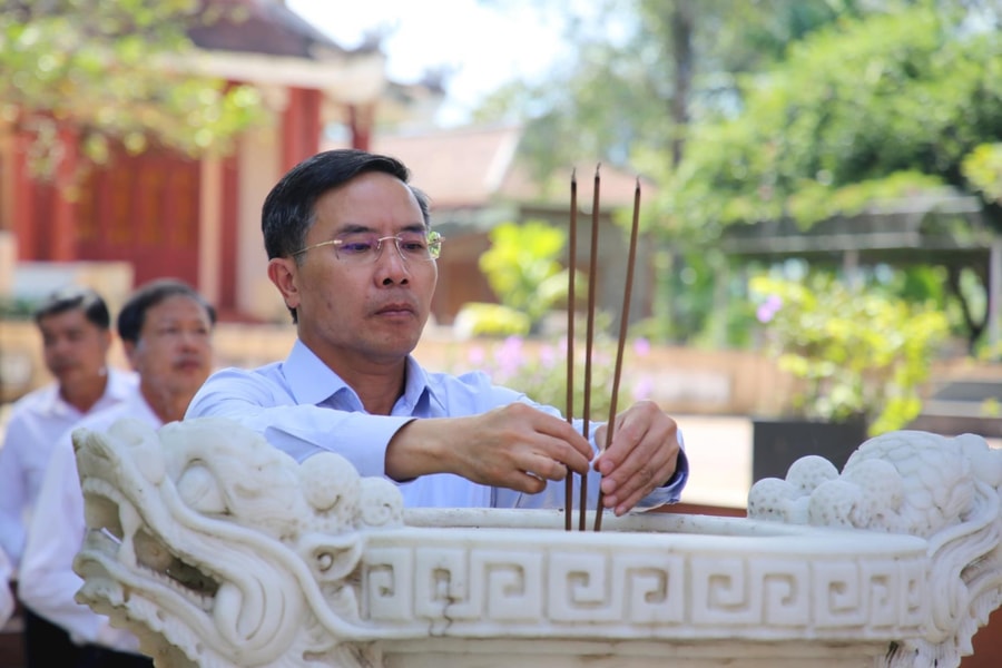 Chủ tịch UBND thành phố Phạm Đức Ấn dâng hương tại Khu lưu niệm Khu ủy Khu 5