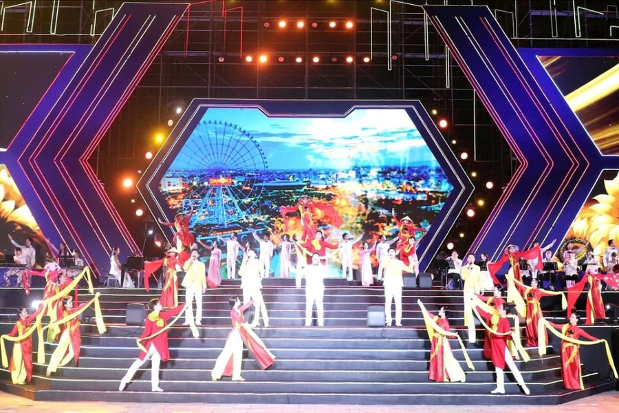 Special art program celebrates success of Da Nang Party Congress