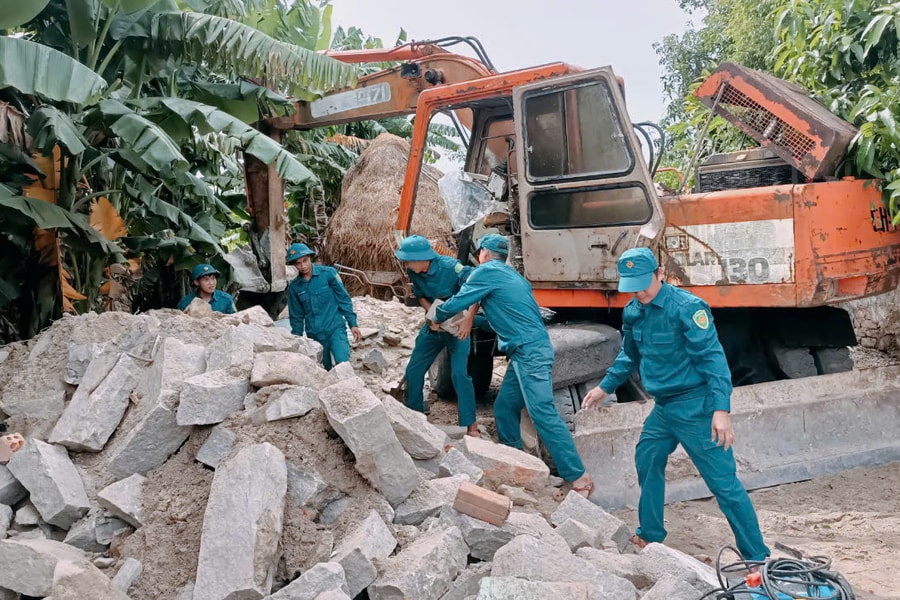 Giúp dân tháo dỡ nhà, bàn giao mặt bằng thi công quốc lộ 14E