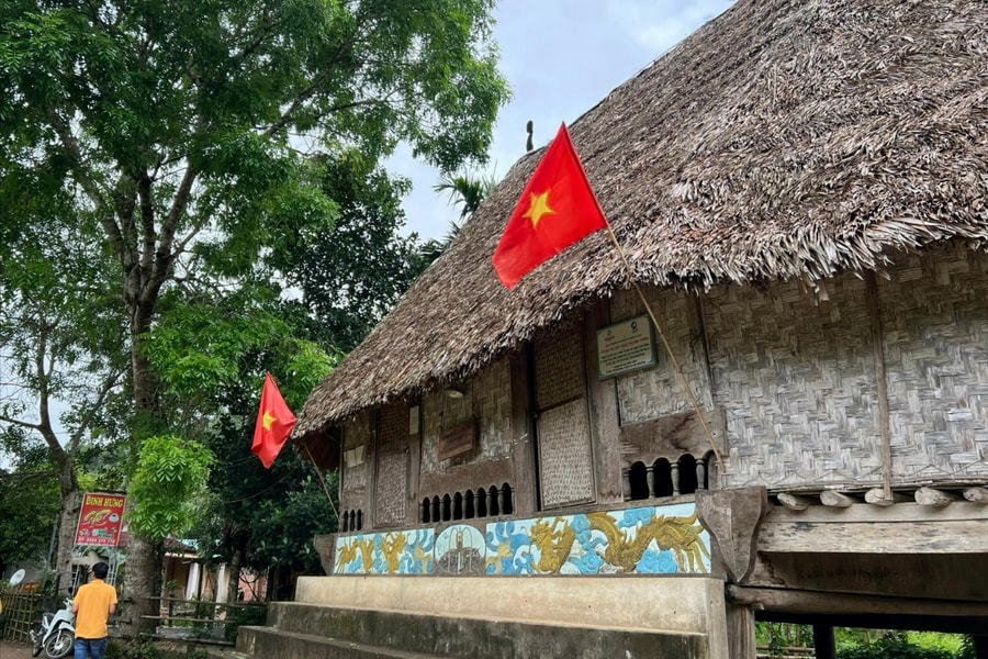 Trong gươl, khắc họa chuyện làng…