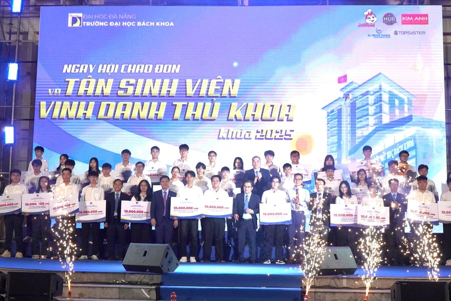 Trường Đại học Bách khoa trao học bổng cho thủ khoa khóa tuyển sinh năm 2025
