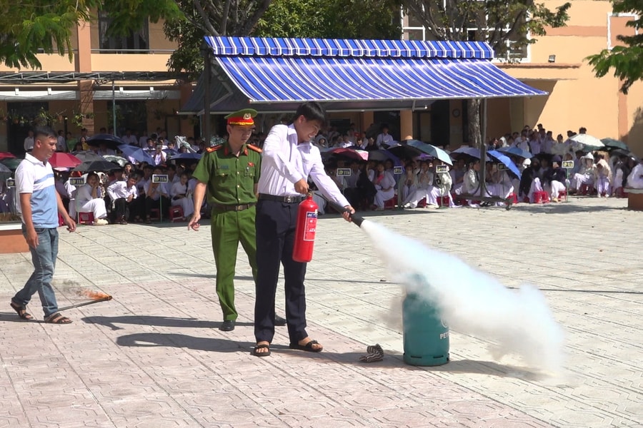 Hướng dẫn phòng cháy, chữa cháy cho học sinh THPT