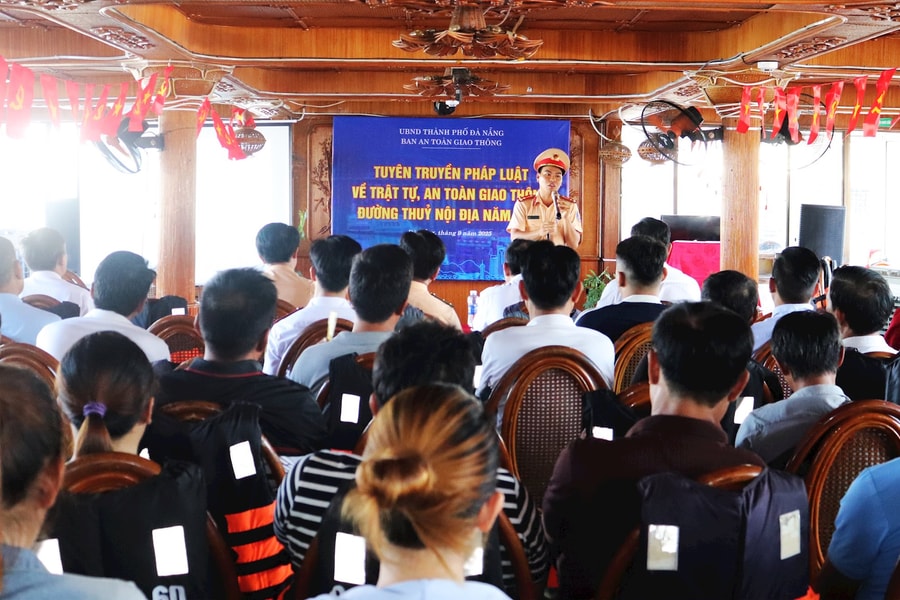 Đà Nẵng tuyên truyền an toàn giao thông đường thủy cho các chủ tàu du lịch