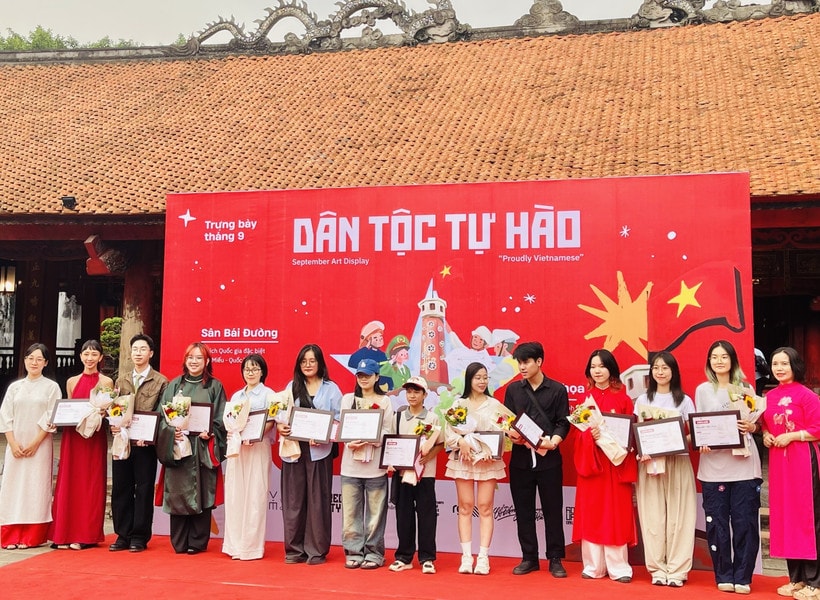Khai mạc trưng bày tranh “Dân tộc tự hào”