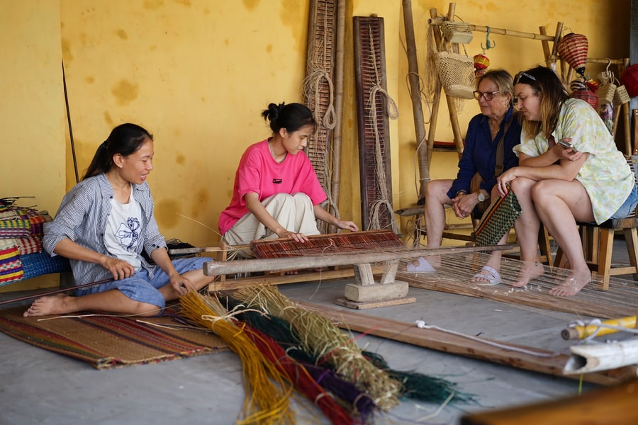 Turning Kim Bong sedge mat weaving craft into unique tourism experience