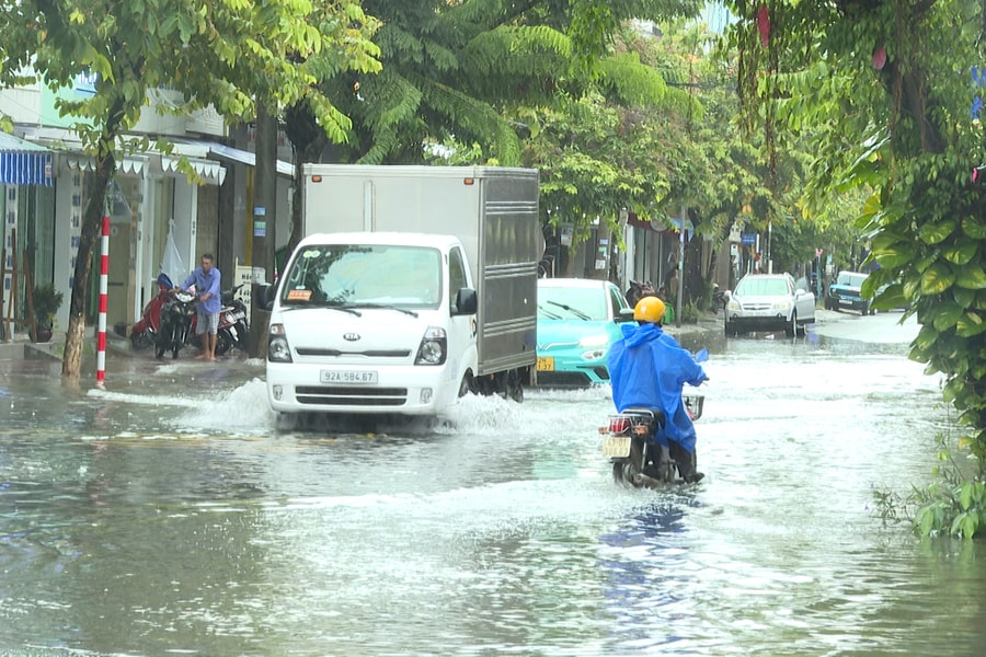 Mưa lớn kéo dài, nhiều tuyến đường ở Tam Kỳ và Bàn Thạch bị ngập