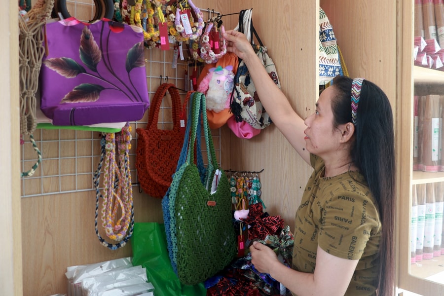 Sharing love through handicraft products of people with disabilities in Da Nang