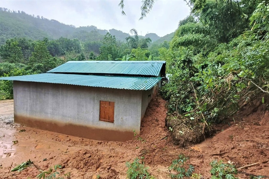 Sạt lở đất tại xã Sông Kôn, hàng chục người dân được kịp thời sơ tán an toàn