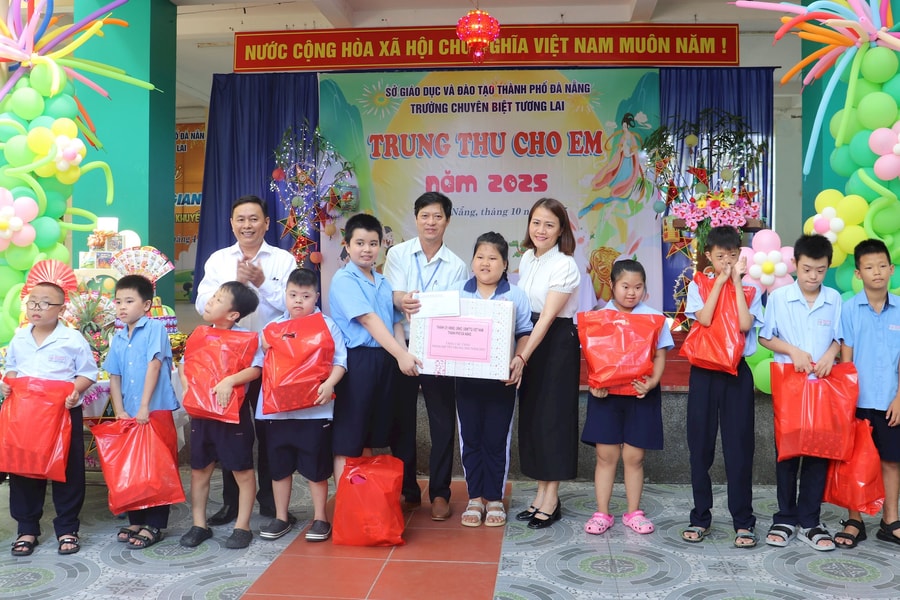 Lãnh đạo Ủy ban MTTQ Việt Nam thành phố Đà Nẵng thăm, tặng quà Tết Trung thu