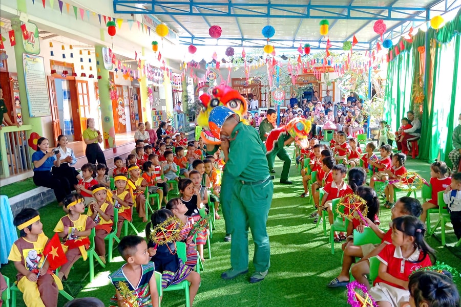 Chiến sĩ biên phòng múa lân, tặng quà vui Tết Trung thu cho trẻ em biên giới Đắc Pring