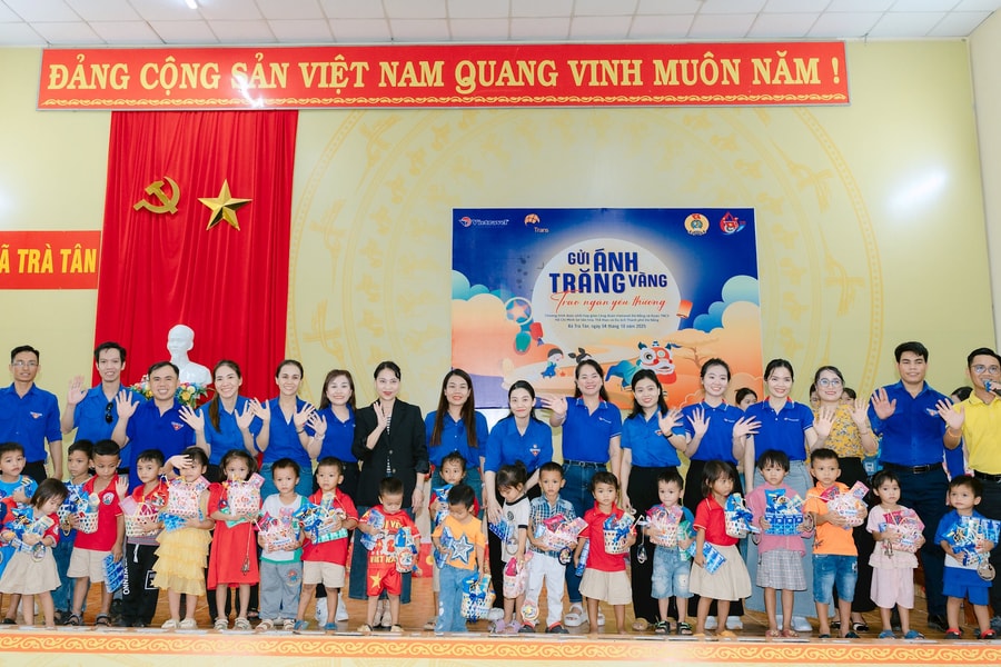 Trao 185 suất quà cho học sinh khó khăn xã Trà Tân