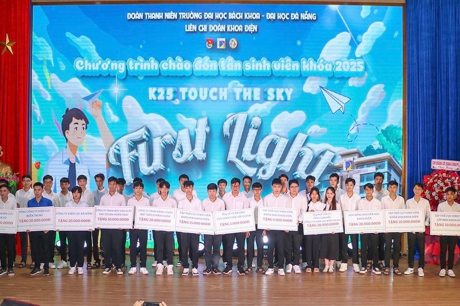 Trao 266 triệu đồng học bổng cho thủ khoa, sinh viên xuất sắc