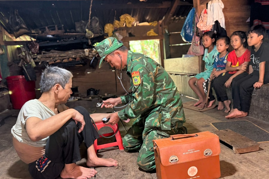 Tuổi trẻ Đồn Biên phòng Cửa khẩu quốc tế Nam Giang chung tay vì cộng đồng biên giới